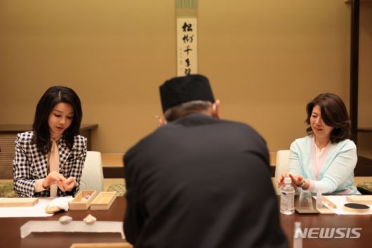 [도쿄=뉴시스] 전신 기자 = 윤석열 대통령 부인 김건희 여사가 지난 16일 도쿄 총리 공저에서 기시다 일본 총리 부인 기시다 유코 여사와 화과자 만들기를 체험하고 있다. 2023.03.17. photo1006@newsis.com