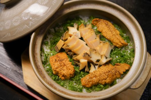 사와다 셰프가 '스페셜 디너 프로모션'에서 선보이는 '완도전복, 연어 알, 우니, 파 돌솥 밥'  *재판매 및 DB 금지