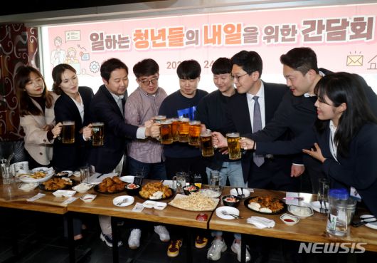 [서울=뉴시스] 조성우 기자 = 청년 당정대가 24일 오후 서울 종로구의 한 치킨가게에서 열린 MZ세대 노조 연합 새로고침 노동자협의회와 '일하는 청년들의 내일을 위한 간담회'에서 건배를 하고 있다. 왼쪽부터 고용노동부 김민정 사무관, 조아라 서기관, 장예찬 국민의힘  청년최고위원, 유하람 삼성디스플레이 열린노조 위원장, 송시영 서울교통공사 올바른노조 위원장, 박재하 코레일네트웍스 위원장, 김병민 국민의힘 최고위원, 대통령실 김성용, 여명 시민사회수석실 청년담당행정관. (공동취재사진) 2023.03.24. photo@newsis.com