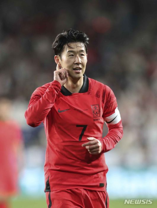 [울산=뉴시스] 김근수 기자 = 24일 오후 울산 남구 문수축구경기장에서 열린 하나은행 초청 축구 국가대표 평가전 대한민국과 콜롬비아의 경기, 대한민국 손흥민이 두번째 골을 성공 시키고 세리머니를 하고 있다. 2023.03.24. ks@newsis.com