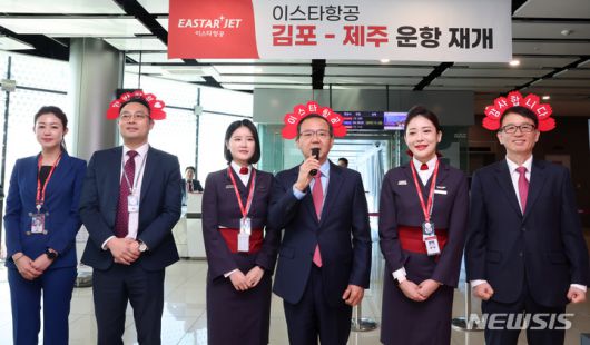 [서울=뉴시스] 최동준 기자 = 조중석 이스타항공 대표를 비롯한 임직원들이 26일 오전 김포국제공항 국내선 탑승 게이트에서 승객들에게 감사인사를 하고 있다. 이스타 항공은 오늘부터 김포-제주 노선을 시작으로 3년 만에 운항을 재개했다. (공동취재사진) 2023.03.26. photo@newsis.com