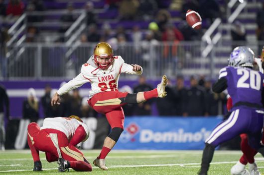 [런던=AP/뉴시스] 미국의 많은 대학스포츠팀이 인종 차별적 명칭을 없애기 위해 팀명을 변경하고 있는 가운데, 조지워싱턴대학교도 팀 이름을 변경하기 위한 절차에 돌입했다고 28일(현지시간) 미국 ABC뉴스가 보도했다. 사진은 라발의 키커 빈센트 블랑샤드가 지난해 11월 19일 런던의 웨스턴 대학교 동문 필드에서 열린 웨스턴 머스탱과 라발 루즈 에 오르의 U 스포츠 미첼 보울 후반전 경기에서 필드골을 차고 있는 모습. 2023.03.28. *재판매 및 DB 금지