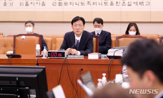 [서울=뉴시스] 전진환 기자 = 김형두 헌법재판관후보자가 28일 오전 서울 여의도 국회에서 열린 헌법재판소 재판관후보자 인사청문회에 출석해 의원 질의에 답하고 있다.  2023.03.28. amin2@newsis.com