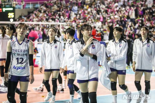 [인천=뉴시스] 정병혁 기자 = 29일 오후 인천 부평구 삼산월드체육관에서 열린 2022-2023 시즌 V리그 챔피언결정전 1차전 흥국생명과 한국도로공사의 경기에서 3대1으로 패배한 도로공사 선수들이 아쉬워하고 있다.  2023.03.29. jhope@newsis.com