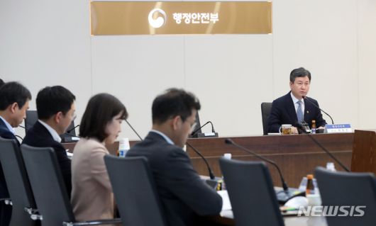 [세종=뉴시스] 강종민 기자 = 한창섭 행정안전부 차관이 지난 4월4일 세종시 정부세종청사에서 열린 중앙지방정책협의회에서 모두발언을 하고 있다. 2023.04.04. ppkjm@newsis.com