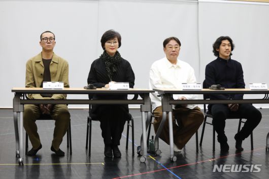 [서울=뉴시스] 박진희 기자 = 서울시립무용단 '일무' 안무가 김성훈(왼쪽부터), 정혜진 무용단장, 연출 정구호, 안무/음악 김재덕이 25일 서울 종로구 세종문화회관 무용단 연습실에서 '일무' 공연 기자간담회를 하고 있다. 2023.04.25. pak7130@newsis.com