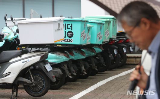[서울=뉴시스] 권창회 기자 = 5일 오후 서울 강남구 우아한청년들 자회사 '딜리버리N'에 배달용 오토바이들이 주차되어 있다. 민주노총 서비스연맹 배달플랫폼노동조합은 배달의민족과 단체교섭 최종 결렬에 따라 이날 하루동안 파업을 진행한다. 2023.05.05. kch0523@newsis.com