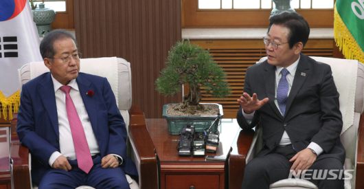 [대구=뉴시스] 이무열 기자 = 이재명 더불어민주당 대표가 지난 2023년 5월10일 오후 대구시청 산격청사를 찾아 홍준표 대구시장과 면담하고 있다. 2023.05.10. lmy@newsis.com