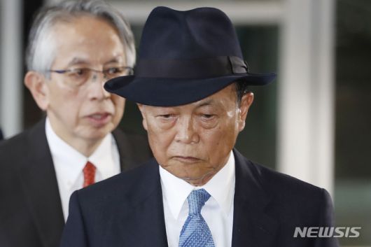 [서울=뉴시스] 최동준 기자 = 기시다 후미오 일본 총리가 이달 실시할 것으로 점쳐지는 내각 개조(개각)·집권 자민당 간부 인사에서 아소 다로 자민당 부총재를 유임할 의향을 굳혔다고 6일 아사히신문이 보도했다. 사진은 아소 부총재가 지난 5월 11일 서울 강서구 김포국제공항을 통해 입국하며 아이보시 고이치 주한일본대사와 이동하고 는 모습. 2023.09.06. photocdj@newsis.com