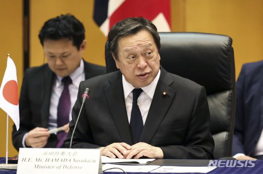 [도쿄=AP/뉴시스]기시다 후미오(岸田文雄) 일본 총리는 자신이 총재로 있는 집권 자민당 내 비자금 의혹을 받고 있는 당내 최대 파벌 '아베(安倍)파' 의원들을 사실상 경질할 방침이다. 후임으로 무파벌 하마다 야스카즈(浜田靖一) 전 방위상, 가지야마 히로시(梶山弘志) 간사장 대행 기용을 검토하고 있다고 11일 마이니치신문이 보도했다. 사진은 지난 3월16일 하마다 당시 일본 방위상이 도쿄에서 벤 월리스 영국 국방장관, 귀도 크로세토 이탈리아 국방장관과 3자 회담을 하며 연설하고 있는 모습. 2023.12.11.