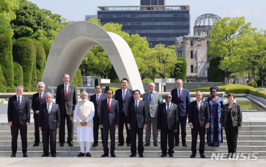 [히로시마=뉴시스] 홍효식 기자 = 주요 7개국(G7) 정상회의 참석차 일본을 방문한 윤석열 대통령이 G7 초청국 정상과 함께 지난 5월21일 히로시마 평화기념공원 안 원폭 희생자 위령비에 헌화한 뒤 기념촬영하고 있다. 2023.05.21. yesphoto@newsis.com