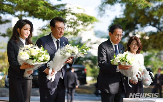 [히로시마=뉴시스] 홍효식 기자 = 윤석열 대통령과 부인 김건희 여사, 기시다 후미오 일본 총리와 부인 기시다 유코 여사가 21일 오전 히로시마 평화기념공원 내 한국인 원폭 희생자 위령비를 찾아 헌화하고 있다. (공동취재) 2023.05.21. yesphoto@newsis.com