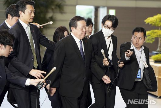 [도쿄=AP/뉴시스] 하마다 야스카즈(가운데) 일본 방위상이 31일 도쿄 총리 관저에 도착하자마자 취재진에 둘러싸여 있다. 한국과 일본은 북한이 우주발사체라고 주장하는 발사체를 발사한 것과 관련해 긴급 대피 문자를 발송했다. 2023.05.31.