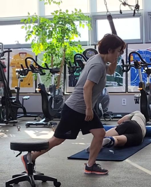 [서울=뉴시스] 개그우먼 조혜련이 재활치료 중인 근황을 전했다. 2023.06.07. (사진=조혜련 인스타그램 캡처) photo@newsis.com *재판매 및 DB 금지 *재판매 및 DB 금지