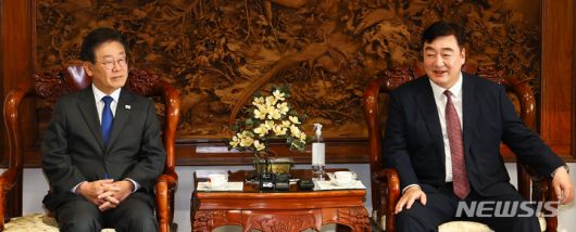 [서울=뉴시스] 국회사진기자단 = 싱하이밍 주한중국대사가 8일 저녁 서울 성북구 중국대사관저에서 이재명 더불어민주당 대표의 예방을 받고 인사말을 하고 있다. 2023.06.08. photo@newsis.com