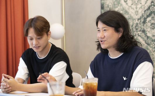 [서울=뉴시스] 김근수 기자 = 유튜브 채널 '180초'를 운영하는 개그맨 임우일, 이승환씨가 13일 서울 마포구의 한 카페에서 뉴시스와 인터뷰를 마치고 기념촬영을 하고 있다. 2023.06.13. ks@newsis.com