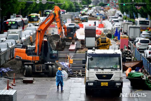 [광주=뉴시스] 광주 도시철도 1호선 1단계 공사로 막히는 도로. (사진=뉴시스 DB). photo@newsis.com