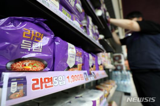 [서울=뉴시스] 김명년 기자 = 편의점 CU가 자체 브랜드(PB) 상품 가격 인하에 나서면서 업계 내 연쇄 인하 가능성이 주목된다. 사진은 지난 28일 서울 서대문구의 한 편의점 모습. 2023.06.28. kmn@newsis.com