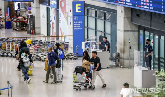 [인천공항=뉴시스] 정병혁 기자 = 인천국제공항 제1여객터미널 입국장이 여행객들로 붐비고 있다. 2023.07.02. jhope@newsis.com