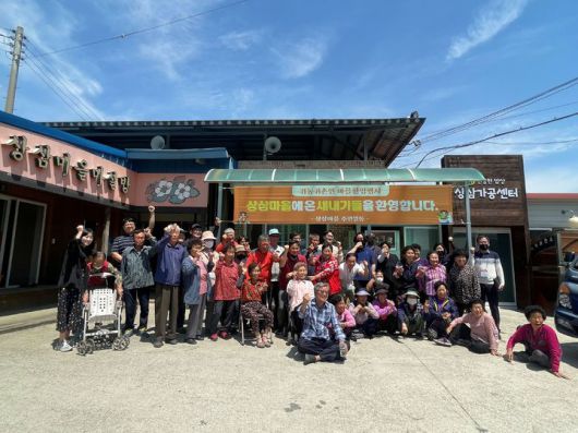 [완주=뉴시스] 전북 완주군 귀농귀촌인 마을환영행사 모습. *재판매 및 DB 금지