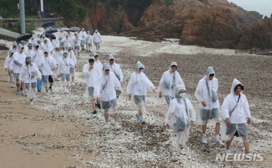 [인천=뉴시스] 권창회 기자 = '2023년 해양문화 대장정'에 참가한 대학생들이 13일 오전 인천 중구 소무의도에서 해안선을 따라 해양정화활동을 하고 있다. 해양수산부가 주최하고 한국해양재단이 주관하는 '2023 해양문화 대장정'은 대학생 110명이 참여해 8박 9일간 독도(최동단), 백령도(최북단), 마라도(최남단) 등 우리나라 끝단 도서와 주요 해양 영토를 탐방한다. 2023.07.13. kch0523@newsis.com