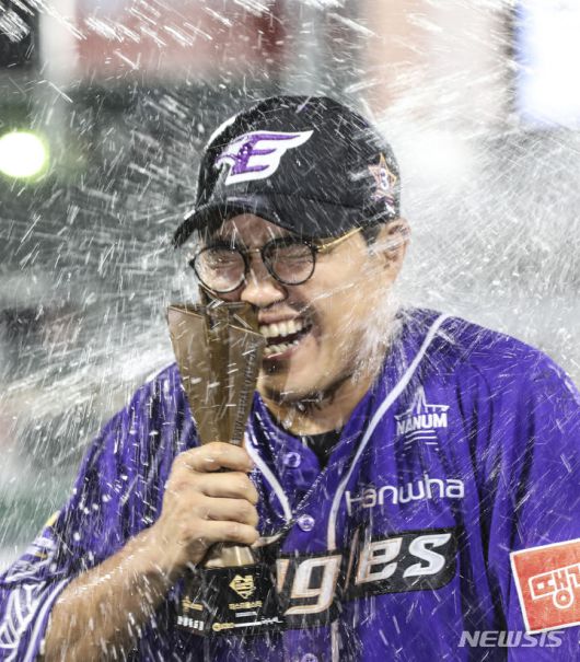 [부산=뉴시스] 김근수 기자 = 15일 오후 부산 동래구 사직야구장에서 열린 2023 KBO 올스타전 드림 올스타와 나눔 올스타의 경기, 나눔 올스타의 8대 4 승리, 경기 종료 후 올스타전 MVP로 선정된 나눔 올스타 채은성이 동료들에게 축하 물 세례를 받고 있다. 2023.07.15. ks@newsis.com