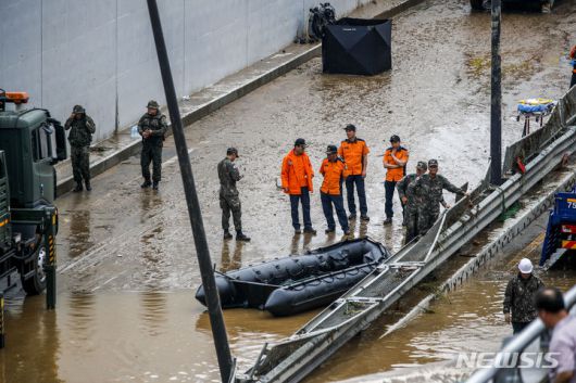 [청주=뉴시스] 정병혁 기자 = 전날 내린 비로 인해 차량 15대가 물에 잠기고 최소 11명이 실종된 충북 청주시 흥덕구 오송읍 궁평2지하차도에서 군, 소방 병력들이 배수 및 실종자 수색 작업을 하고 있다. 2023.07.16. jhope@newsis.com