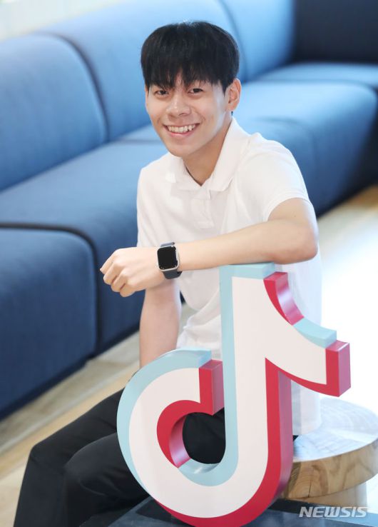 [서울=뉴시스] 조수정 기자 = 틱톡커 주한띠가 10일 서울 강남구 틱톡코리아에서 뉴시스와 인터뷰에 앞서 포즈를 취하고 있다. 2023.07.18. chocrystal@newsis.com