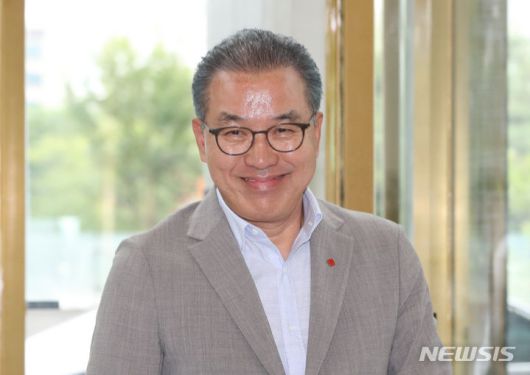 [서울=뉴시스] 황준선 기자 = 정준호 롯데쇼핑 백화점사업부 대표가 18일 오후 서울 송파구 롯데월드타워에서 열린 롯데그룹 2023 하반기 VCM(Value Creation Meeting·옛 사장단 회의)에 참석하고 있다. 2023.07.18. hwang@newsis.com