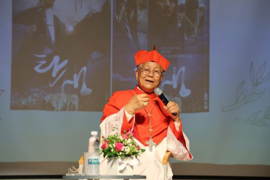 [서울=뉴시스] 차기 교황 유력 후보로 거론되는 유흥식 추기경 23일(현지 시간) 아시아 출신 교황 선출 전망에 "주님에겐 동양도, 서양도 없다"고 말했다. (사진=천주교 서울대교구 제공) 2025.04.24.. photo@newsis.com *재판매 및 DB 금지