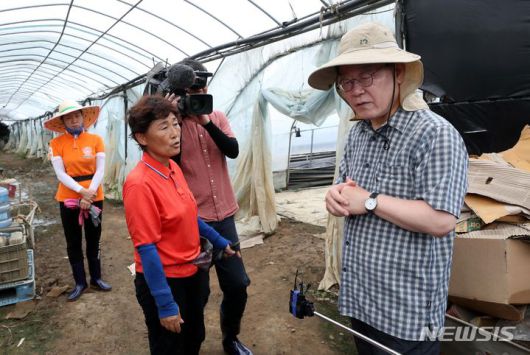 [부여=뉴시스] 조성봉 기자= 이재명 대통령이 2023년 더불어민주당 대표 시절 농민들과 만나 이야기를 나누고 있다. 2023.07.25. suncho21@newsis.com