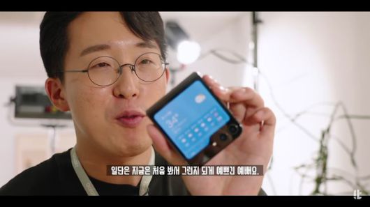 [서울=뉴시스]지난 26일 올라온 유튜버 잇섭의 '갤럭시Z 폴드5' 리뷰 영상. (사진=유튜브 'ITSub 잇섭' 채널 영상 캡처) 2023.07.20. photo@newsis.com *재판매 및 DB 금지