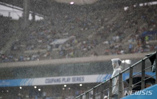 [서울=뉴시스] 정병혁 기자 = 30일 서울 마포구 서울월드컵경기장에 쿠팡플레이시리즈 2차전 맨체스터 시티와 아틀레티코 마드리드의 경기에 앞서 집중호우로 인한 비가 쏟아지고 있다. 2023.07.30. jhope@newsis.com