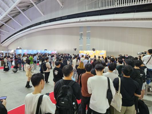 4일 인천 송도컨벤시아에서 열린 '크리에이터 미디어대전 in 인천'에서 유튜버 우정잉의 팬사인회가 열리고 있다. *재판매 및 DB 금지