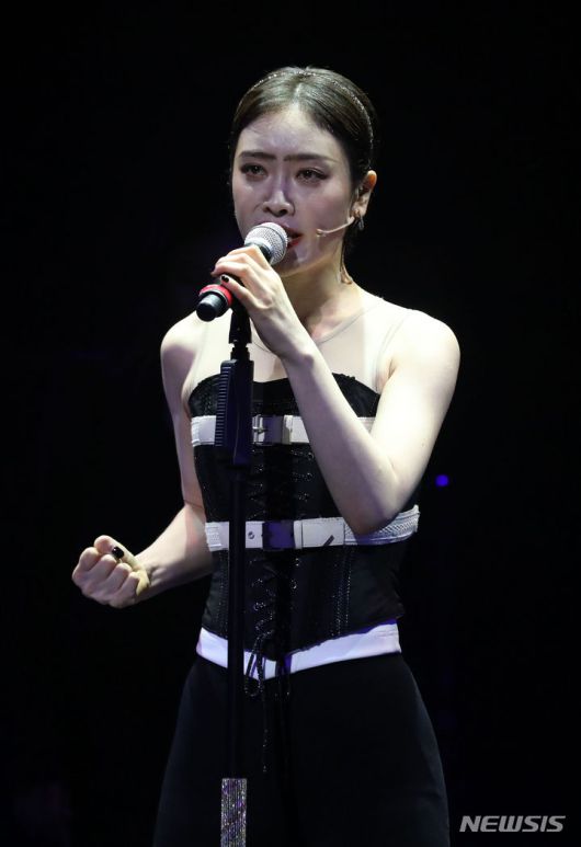 [서울=뉴시스] 김선웅 기자 = 배우 김히어라가 10일 서울 강남구 코엑스 신한카드 아티움에서 열린 뮤지컬 '프리다' 프레스콜에서 시연하고 있다. 2023.08.10. mangusta@newsis.com