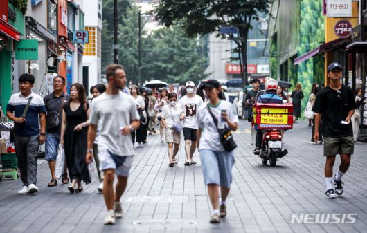 [서울=뉴시스] 정병혁 기자 = 지난해 8월 14일 서울 중구 명동거리가 여행객들로 붐비고 있다. 2023.08.14. jhope@newsis.com