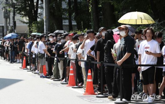 [서울=뉴시스] 김근수 기자 = 국내 첫 슈프림 스토어 오픈날인 19일 오전 서울 강남구 슈프림 도산점 앞에서 시민들이 매장에 들어가기 위해 대기하고 있다. 2023.08.19. ks@newsis.com