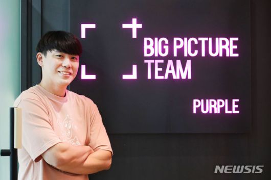 [서울=뉴시스] 권창회 기자 =유튜버 짤툰이 지난 16일 오후 서울 강남구 빅픽처팀 사무실에서 뉴시스와 인터뷰 전 포즈를 취하고 있다. 2023.08.16. kch0523@newsis.com