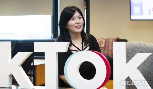 [서울=뉴시스] 김선웅 기자 = 아르헨티나 교포 2세로 스페인어권 국가에 한국 문화를 소개하는 콘텐츠 크리에이터 릴리언니(송릴리아나)가 지난달 22일 서울 강남구 틱톡코리아에서 뉴시스와 인터뷰를 갖고 사진촬영을 하고 있다. 2023.08.22. mangusta@newsis.com