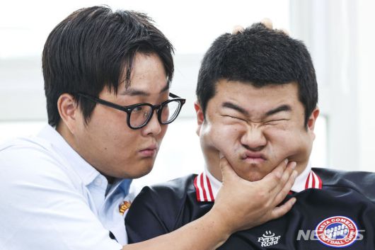 [서울=뉴시스] 정병혁 기자 =  크리에이터 뷰티풀너드의 최제우와 전경민이 13일 서울 마포구 메타코미디 사옥에서 뉴시스와의 인터뷰에 앞서 포즈를 취하고 있다. 2023.09.13. jhope@newsis.com