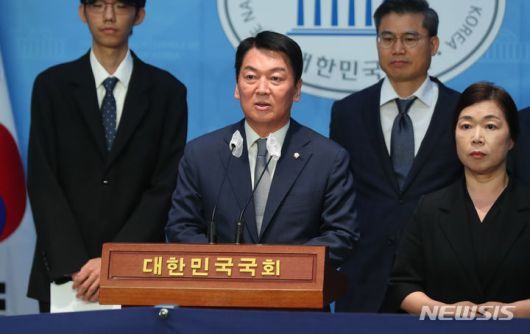 [서울=뉴시스] 추상철 기자 = 안철수 국민의힘 의원이 25일 오후 서울 여의도 국회에서 '과학기술 연구환경 개선을 위한 제언' 기자회견을 하고 있다. 2023.09.25. scchoo@newsis.com