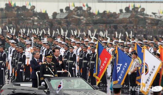 [성남=뉴시스] 전신 기자 = 윤석열 대통령이 26일 경기도 성남 서울공항에서 열린 건군 제75주년 국군의날 기념식에서 사열하고 있다. (대통령실통신사진기자단) 2023.09.26. photo1006@newsis.com