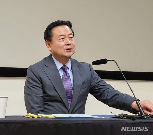 [워싱턴=뉴시스]이윤희 특파원 = 조현동 주미대사가 26일(현지시간) 워싱턴특파원 간담회에서 "동북아 지역 안보에 영향을 미칠 몇가지 상황이 주목된다"면서 "러시아와 북한의 불법무기 거래 정황들이 속속 드러나는 가운데 4년 만에 정상회담이 개최되는 등 두 나라 밀착에 대한 국제사회 우려가 갈수록 커지고 있다"고 평가했다. 2023.09.27