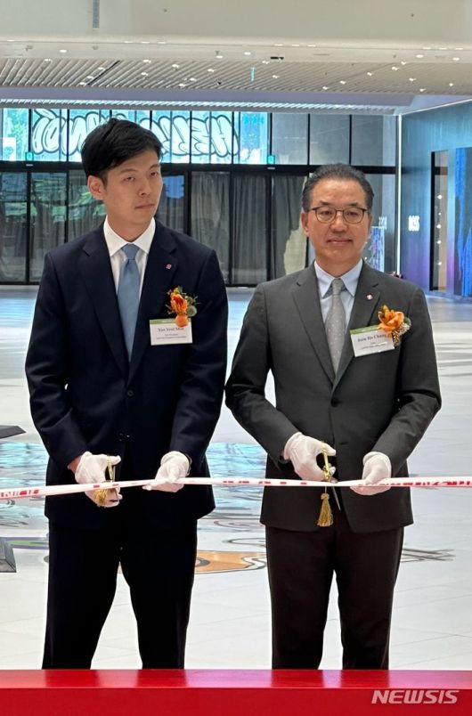[하노이=뉴시스] 이혜원 기자 = 22일 베트남 '롯데몰 웨스트레이크 하노이' 그랜드 오픈식에 참석한 신유열 롯데케미칼 상무(왼쪽)가 테이프를 자르고 있다. 오른쪽은 정준호 롯데백화점 대표. march11@newsis.com
