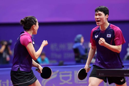 [서울=뉴시스] 한국 탁구 대표팀의 혼합 복식 임종훈(한국거래소)-신유빈(대한항공) 조와 장우진-전지희(이상 미래에셋증권) 조가 나란히 중국에 패하며 결승 진출에 실패했다. .2023.09.28. (사진=대한탁구협회 제공)  *재판매 및 DB 금지