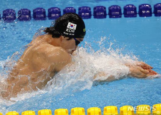 [항저우=뉴시스] 정병혁 기자 = 최동열이 29일 중국 항저우 올림픽 스포츠센터 수영장에서 열린 남자 평영 50m 결선 경기에서 역영하고 있다. 2023.09.29. jhope@newsis.com