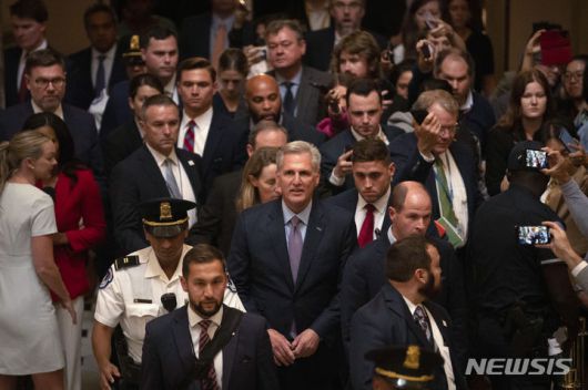 [워싱턴=AP/뉴시스]케빈 매카시 전 미 하원의장이 6일(현지시간) 사임설이 제기되자 사임할 생각이 없다고 직접 해명했다. 사진은 매카시 전 의장이 지난 3일 해임된 후 의사당을 나서고 있는 모습. 2023.10.07