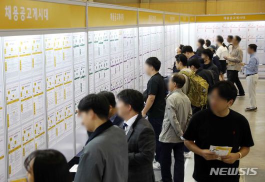 [부산=뉴시스] 하경민 기자 = '2023 KB굿잡, 부산 잡(JOB) 페스티벌'이 열린 18일 부산 해운대구 벡스코 제1전시장에서 구직자들이 채용공고 게시판을 살펴보고 있다. 2023.10.18. yulnetphoto@newsis.com
