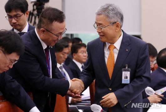 [서울=뉴시스] 이영환 기자 = 김동철(오른쪽) 한국전력공사 사장과 황주호 한국수력원자력 사장. 2023.10.19. 20hwan@newsis.com