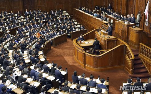 [도쿄=AP/뉴시스]기시다 후미오(岸田文雄) 일본 총리가 지지율 반전을 위해 내놓은 경제 대책 카드가 오히려 역풍으로 돌아오고 있다. 기시다 내각의 지지율이 최저치 수준에서 하락만 거듭하자 여당 내에서는 "정권 말기 느낌"이라는 우려도 나온다고 7일 지지통신이 보도했다. 사진은 지난달 23일 기시다 총리가 도쿄 국회에서 열린 임시국회에서 연설을 하고 있는 모습. 2023.11.07.